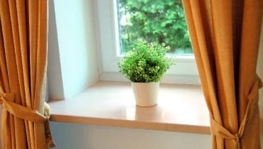 Marmurowy parapet o prostej formie zamontowany we wnęce okiennej Marmurowy parapet o prostej formie zamontowany we wnęce okiennej