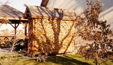 Mały skład na drewno wykorzystany jako parawan. Osłania letni taras i wnętrze ogrodu od strony dodatkowej bramy wjazdowej, stanowiącej 'wyłom' w żywopłocie. Mały skład na drewno wykorzystany jako parawan. Osłania letni taras i wnętrze ogrodu od strony dodatkowej bramy wjazdowej, stanowiącej 'wyłom' w żywopłocie.