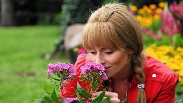 Elżbieta Smolińska - z wykształcenia achitekt krajobrazu, obecnie autorka i prowadząca program 'Ogród bez tajemnic' w Telewizji TVR. Elżbieta Smolińska - z wykształcenia achitekt krajobrazu, obecnie autorka i prowadząca program 'Ogród bez tajemnic' w Telewizji TVR.