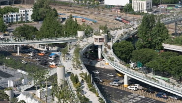Zniszczona estakada w Seulu zamieniła się w zielony, miejski deptak Projekt: pracownia MVRDV Zniszczona estakada w Seulu zamieniła się w zielony, miejski deptak Projekt: pracownia MVRDV