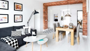 Jasno, słonecznie, a najważniejsze - przestronnie. W czasie remontu zniknęły niektóre ściany, a wraz z nimi typowy przedpokój. Przez drzwi wejściowe wchodzi się teraz bezpośrednio do jadalni. Cegła symbolicznie zaznacza miejsce, gdzie do niedawna stała jedna ze ścian dzielących mieszkanie na małe pomieszczenia. Jasno, słonecznie, a najważniejsze - przestronnie. W czasie remontu zniknęły niektóre ściany, a wraz z nimi typowy przedpokój. Przez drzwi wejściowe wchodzi się teraz bezpośrednio do jadalni. Cegła symbolicznie zaznacza miejsce, gdzie do niedawna stała jedna ze ścian dzielących mieszkanie na małe pomieszczenia.