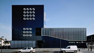 Czy to siedziba banku, luksusowy apartamentowiec albo elegancka szkoła artystyczna? Nie, tak wygląda komisariat policji we francuskim Saint-Denis. Projektanci z X_TU architects nadali budynkowi wygląd lśniącego magnum, bo jak broń ma gładką i czarną powłokę. publiczne, beton, francja, budynek, komisariat