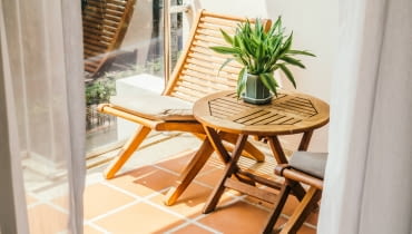 mały balkon w bloku meble na małym balkonie