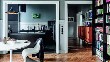 Widok na kuchnie i przedpokój z perspektywy salonu. aranżacje, wnętrza