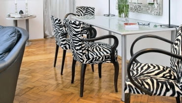 Na drewnianej podłodze w miejscach często użytkowanych pojawiają się rysy lub odpryskuje lakier. Jeśli drobnych uszkodzeń jest niewiele, nie musimy wzywać cykliniarza. Parkiet w tym jednym miejscu możemy naprawić sami - skutecznie i trwale. <BR />PARKIET. Wybierając szpachlę do takiej naprawy, pamiętajmy, że jej typ musi odpowiadać rodzajowi lakieru. Ściśle stosujmy się też do zaleceń producentów, między innymi przy nakładaniu kolejnych warstw lakieru - położony za wcześnie lub zbyt późno może niedostatecznie związać z poprzednią warstwą, przez co powłoka będzie mniej trwała. Bezpośrednio na wyczyszczone drewno zastosujmy rozcieńczony preparat (do 15 proc.). Jeśli do lakieru dostaną się drobinki pyłu, zepsują efekt naprawy. Dobrze jest więc odlać nieco lakieru do osobnego pojemnika, by podczas pracy nie zanieczyścić całości. UWAGA ! PONOWNA PUBLIKACJA WYLACZNIE ZA ZGODA WLASCICIELI KRAKOW , MIESZKANIE , WNETRZA , POKOJ DZIENNY , MEBLE STYLIZACJA ANETA KOSIBA FOT. MARCIN URBAN PUBLIKACJA CZTERY KATY NR 9 (239) - 9 2011