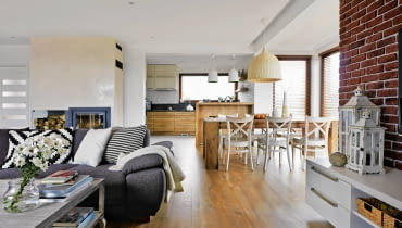 <B>W swoim małym mieszkaniu Anna i Piotr przez lata snuli wizję domu, w którym każdy miałby własne miejsce. Dopiero powiększenie rodziny zmobilizowało ich do działania. Dom, który zbudowali, urządzili w prostym, ponadczasowym stylu. Właśnie taki sobie wymarzyli.</B> <BR />Cały parter to otwarta przestrzeń dzienna z aneksami: kuchennym, jadalnym i wypoczynkowym. W kuchni (i przy kominku) położono praktyczny szary gres, w reszcie pomieszczenia są panele laminowane imitujące stare deski. Wnętrze zostało zaaranżowane w stonowanej, beżowo-biało-szarej kolorystyce, którą ożywiają kontrastowe akcenty wyraźnie odcinające się od neutralnego tła. <B>W swoim małym mieszkaniu Anna i Piotr przez lata snuli wizję domu, w którym każdy miałby własne miejsce. Dopiero powiększenie rodziny zmobilizowało ich do działania. Dom, który zbudowali, urządzili w prostym, ponadczasowym stylu. Właśnie taki sobie wymarzyli.</B> <BR />Cały parter to otwarta przestrzeń dzienna z aneksami: kuchennym, jadalnym i wypoczynkowym. W kuchni (i przy kominku) położono praktyczny szary gres, w reszcie pomieszczenia są panele laminowane imitujące stare deski. Wnętrze zostało zaaranżowane w stonowanej, beżowo-biało-szarej kolorystyce, którą ożywiają kontrastowe akcenty wyraźnie odcinające się od neutralnego tła.