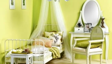 Limonka i pastele. Zestawienie bieli ze zgaszonymi szarościami i różem w bladych odcieniach może wydawać się nudnawe, by nie powiedzieć - mdłe. Co innego, gdy do tego towarzystwa dołączy limonka. Wtedy wnętrze nabiera życia i wyrazistości. Ciepło, jasno i bardzo efektownie - w takiej sypialni miło jest zasypiać i się budzić. Łóżko - 279,99 zł, narzuta(biała) -179,99 zł/w komplecie z poduszką, toaletka - 699,99 zł, stołek - 99,99 zł, dywan - 599,99 zł, firanki (jako baldachim) - 15,99 zł/2 szt., ramki do zdjęć - 79,99 zł/szt., pocztówki - 5,99 zł/szt., IKEA; żyrandol - 1600 zł, fotel - 1072 zł, poduszka (na fotelu) - 82 zł, Decolor; na łóżku: poszewka na poduszkę (brzoskwiniowa)- 110 zł, Almi Decor; koc (zielony) - 120 zł, Decolor; poduszka (w duże kwiaty) - 435 zł, Decodore; poszewka na poduszkę (biała, w nogach łóżka) - 70 zł, Nap; poszewka na poduszkę (biała, za brzoskwiniową) - 49 zł, home&you; na stołku: filiżanka - 58 zł, talerzyk - 56 zł, Ludwik Styl; podkładka - 35 zł, Nap; sztuczne kwiaty - 4,99 zł/szt., IKEA; na toaletce: świecznik - 119 zł, świeca - 23 zł, ramka na zdjęcie - 59 zł, budzik - 169 zł, szkatułka - 119 zł, Almi Decor. Limonka i pastele. Zestawienie bieli ze zgaszonymi szarościami i różem w bladych odcieniach może wydawać się nudnawe, by nie powiedzieć - mdłe. Co innego, gdy do tego towarzystwa dołączy limonka. Wtedy wnętrze nabiera życia i wyrazistości. Ciepło, jasno i bardzo efektownie - w takiej sypialni miło jest zasypiać i się budzić. Łóżko - 279,99 zł, narzuta(biała) -179,99 zł/w komplecie z poduszką, toaletka - 699,99 zł, stołek - 99,99 zł, dywan - 599,99 zł, firanki (jako baldachim) - 15,99 zł/2 szt., ramki do zdjęć - 79,99 zł/szt., pocztówki - 5,99 zł/szt., IKEA; żyrandol - 1600 zł, fotel - 1072 zł, poduszka (na fotelu) - 82 zł, Decolor; na łóżku: poszewka na poduszkę (brzoskwiniowa)- 110 zł, Almi Decor; koc (zielony) - 120 zł, Decolor; poduszka (w duże kwiaty) - 435 zł, Decodore; poszewka na poduszkę (biała, w nogach łóżka) - 70 zł, Nap; poszewka na poduszkę (biała, za brzoskwiniową) - 49 zł, home&you; na stołku: filiżanka - 58 zł, talerzyk - 56 zł, Ludwik Styl; podkładka - 35 zł, Nap; sztuczne kwiaty - 4,99 zł/szt., IKEA; na toaletce: świecznik - 119 zł, świeca - 23 zł, ramka na zdjęcie - 59 zł, budzik - 169 zł, szkatułka - 119 zł, Almi Decor.