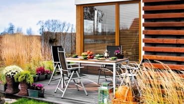 JESIENNY BALKON. Taras zdobią m.in. wrzosy, osteospermum i kapusta ozdobna. Wokół rośnie trzcinnik, który o każdej porze roku wygląda inaczej: wiosną się zieleni, latem kwitnie, jesienią zasycha; ładnie wygląda także zimą, gdy długie źdźbła pokrywa szron. WNETRZA , TARAS , BALKON - MEBLE , ROSLINY , TRAWA OZDOBNA - TRZCINNIK , W DONICACH KWIATY ZLOCIENIA , WRZOSCA , KAPUSTA OZDOBNA , KRZEW JALOWCA STYLIZACJA IZABELA SKORUPKA FOT. RAFAL LIPSKI PUBLIKACJA CZTERY KATY NR 5 (235) - 5 2011 + DODATEK BALKON W KWIATACH PUBLIKACJA LADNY DOM NR 7 (165) - 7 2012 SLOWA KLUCZOWE: BALKON WNETRZE ROSLINA MEBEL KWIAT ZDJĘCIE DO WKŁADKI: PUBLIKACJA CZTERY KATY NR 5 (235) - CZASOPISMA