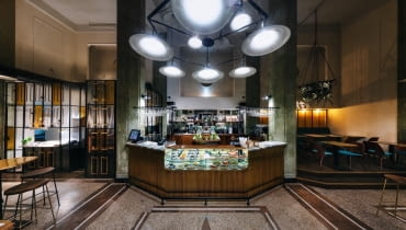 Bar Wykonany z mosiężnych rurek, filary z zielonego kamienia. Kompozycje z bluszczu są pomysłowo zaaranżowane.