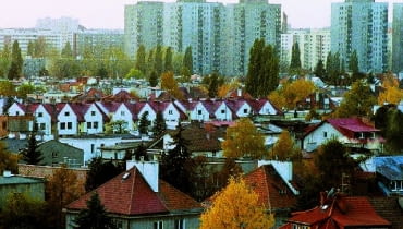 Zamieszkanie w domu w mieście eliminuje uciążliwe dojazdy 01.11.2001 WARSZAWA - WIDOK WARSZAWY Z NOWEGO BUDYNKU , SIEDZIBY TVN, BLOKOWISKO, OSIEDLE DOMKOW JEDNORODZINNYCH, SZEREGOWKI, SZEREGOWYCH, STARE I NOWE FOT. MARZENA HMIELEWICZ / AGENCJA GAZETA MH4039