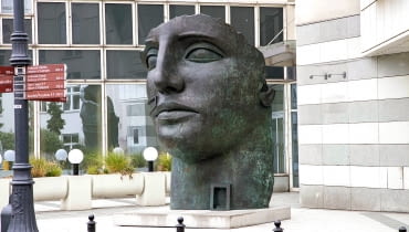 "Tindaro" Igora Mitoraja przy pl. Trzech Krzyży w Warszawie "Tindaro" Igora Mitoraja przy pl. Trzech Krzyży w Warszawie