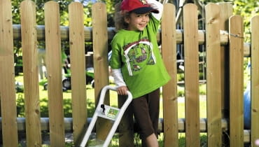 Kosiarka - popychana terkocze, a w koszu wirują kuleczki imitujące trawę, ok, 80 zł, Stihl.