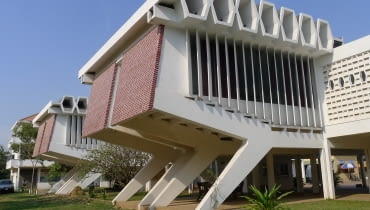 Instytut Języków Obcych, Uniwersytet Królewski w Phnom Penh, autor: Vann Molyvann Instytut Języków Obcych, Uniwersytet Królewski w Phnom Penh, autor: Vann Molyvann
