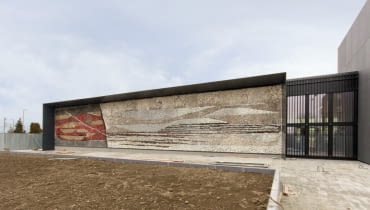 Mozaika na elewacji nowego dworca PKP w Oświęcimiu Mozaika na elewacji nowego dworca PKP w Oświęcimiu