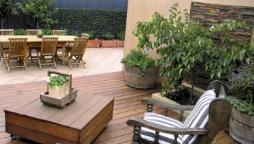 Stolik - schowek z dwóch ustawionych jedna na drugiej palet obudowanych deseczkami. Można w nim skryć drobne narzędzia. Warto przykręcić do niego kółeczka. Stolik - schowek z dwóch ustawionych jedna na drugiej palet obudowanych deseczkami. Można w nim skryć drobne narzędzia. Warto przykręcić do niego kółeczka.