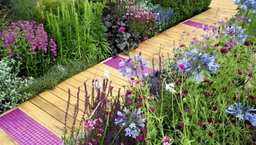 'Dekory' z ceramicznej mozaiki to dobry sposób na ożywienie drewnianej ścieżki. Do ich barwy warto dopasować odcienie kwiatów na rabatach 'Dekory' z ceramicznej mozaiki to dobry sposób na ożywienie drewnianej ścieżki. Do ich barwy warto dopasować odcienie kwiatów na rabatach