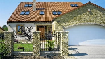 Garaż dominujący - może się dobrze sprawdzić jako bufor przynajmniej częściowo osłaniający ogród i dom przed ruchem ulicznym i spojrzeniami przechodniów garaż,dom jednorodzinny