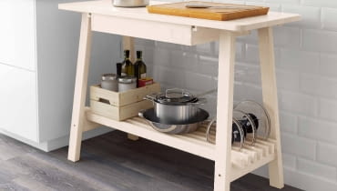 Pokrywki ustawione pionowo na półce z listewek zajmą mało miejsca i z pewnością z niej nie spadną. NORR?KER, 120 x 50 cm, wys. 85 cm, 499 zł, IKEA