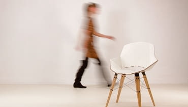 Krzesło Moon'y (2011) Projektując je, Tekieli chciała zaprzeczyć stereotypom, że gięta sklejka kojarzy się z formami obłymi. Kanciaste i ostre kształty mebla sprawiają, że wygląda on jak statek kosmiczny, ale jest bardzo wygodny. Krzesło Moon'y (2011) Projektując je, Tekieli chciała zaprzeczyć stereotypom, że gięta sklejka kojarzy się z formami obłymi. Kanciaste i ostre kształty mebla sprawiają, że wygląda on jak statek kosmiczny, ale jest bardzo wygodny.