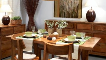 <b> Ziemia tylko z pozoru wydaje się jednostajna kolorystycznie. Gdy spojrzymy uważniej, dostrzeżemy bogactwo jej odcieni, a także fakturowe wzory wyżłobione przez naturę. Ten widok jest nieustannym źródłem artystycznych inspiracji. Także w aranżacji wnętrz. </b> <BR /> SPOKÓJ NA ZIEMI. Im bliżej natury, tym bardziej relaksująca atmosfera Wystrój inspirowany przyrodą zawsze jest na czasie. Meble z akacji indyjskiej: stół - 2980 zł, krzesła - 795 zł/szt., bufet - 3650 zł, komoda - 2150 zł, ceramiczne lampy - 345 i 376 zł, jutowy dywan - 238 zł, Belbazaar; gobelin - 980 zł, Cepelia; poduszki na krzesłach - 108 zł/szt., Muji; wiklinowy koszyk (osłona na doniczkę, na komodzie) - 29,99 zł, sztuczne kwiaty doniczkowe - 19,99 zł /szt., bambusowy abażur - 199,99 zł, drewniana miska - 49,99 zł, kulki z rattanu i wikliny - 15,99 zł /opakowanie, IKEA; kieliszki - 32 zł/szt., Red Onion; bawełniane bieżniki - 39,90 zł/szt., podtalerze - 24,90 zł/szt., sztućce - 39,90 zł/12 szt., Duka; ceramiczne wazony - 44 zł/szt., sztuczne kwiaty - 28,90 zł/gałązka, Almi Decor; bawełniane podkładki - 15 zł/szt., ceramiczne miseczki - 9,50 zł/szt., ceramiczne talerze - 19 zł/szt., bawełniana zasłona - 39,90 zł, Decorador. 07.10.2010 , WNETRZA , SESJA KOLOR I WZOR , TEMAT ZIEMIA ( DLA : CZTERY KATY ) , STYLIZACJA JOANNA PLACHECKA , ASYSTENT FOTO LUKASZ FALKOWSKI .