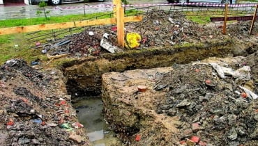 Jeśli nie zleciliśmy badania gruntu przed rozpoczęciem prac fundamentowych, może się okazać, że nie jest on nośny, a poziom wód gruntowych jest zbyt wysoki DO JEDNORAZOWEJ PUBLIKACJI STARA MILOSNA - WYKOP POD FUNDAMENTY SMIECI FOT. KRZYSZTOF TRACZYNSKI PUBLIKACJA LADNY DOM NR 12 (74) - 12.2004