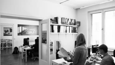 Pracownia KWK Promes znajduje się w modernistycznej, przedwojennej kamienicy w Katowicach. Pracownia KWK Promes znajduje się w modernistycznej, przedwojennej kamienicy w Katowicach.