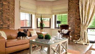 Z centrum Lublina gospodarze jadą tylko kilka minut. I?od razu trafiają do innego świata - w otoczonym bujną zielenią domu panuje atmosfera inspirowana prowansalskimi siedzibami. Ciepło tu, przytulnie i?spokojnie. Aż miło codziennie wracać. <BR/> DOM. Remontem i aranżacją domu zajęła się gospodyni, pani Joanna. Na podłodze w?salonie i kuchni ułożono, tak?jak?w domach na południu Europy, płytki ceramiczne, ale?tu imitują one drewno. Duże fragmenty ścian wykończono cegłą. W drzwiach wychodzących do ogrodu zwiesza się zasłona z grubej dekoracyjnej tkaniny. dom, salon, ceglana ściana, wystrój wnętrz