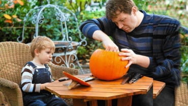 Dynie osiągają pełną dojrzałość dopiero wtedy, gdy całkowicie zaschną ich pędy. Zebrane przed przymrozkiem zawierają naj-więcej karotenu i długo się przechowują. Oprócz potraw i przetworów można robić z nich np. osłonki na doniczki. Wys-tarczy wydrążyć wnętrze owocu i wyłożyć je folią. Dynie osiągają pełną dojrzałość dopiero wtedy, gdy całkowicie zaschną ich pędy. Zebrane przed przymrozkiem zawierają naj-więcej karotenu i długo się przechowują. Oprócz potraw i przetworów można robić z nich np. osłonki na doniczki. Wys-tarczy wydrążyć wnętrze owocu i wyłożyć je folią.