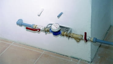 Wskazania wodomierza są podstawą do rozliczeń za zużytą wodę, a jeśli dom jest podłączony do kanalizacji - na jego podstawie określa się też wysokość opłat za ścieki. Wskazania wodomierza są podstawą do rozliczeń za zużytą wodę, a jeśli dom jest podłączony do kanalizacji - na jego podstawie określa się też wysokość opłat za ścieki.