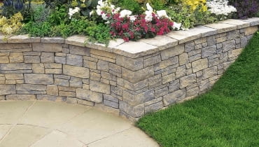 Do budowy murków mogą posłużyć elementy o zróżnicowanych wymiarach. Uzyskujemy wówczas efekt tzw. dzikiego muru Do budowy murków mogą posłużyć elementy o zróżnicowanych wymiarach. Uzyskujemy wówczas efekt tzw. dzikiego muru