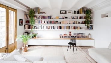 Dwupoziomowe mieszkanie w Barcelonie; proj. Bach Arquitectes dwupoziomowe mieszkanie, mieszkanie w kamienicy, mieszkanie ze starymi płytkami, stare płytki podłogowe, wzorzyste płytki podłogowe