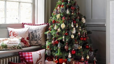 <B> Choinka lubi się stroić, ubierz ją więc tak, by stała się prawdziwą gwiazdą Gwiazdki. Nie będzie z tym problemu: kreatorzy świątecznej mody zadbali o każdy detal jej stroju. Nie zapomnieli też o pięknych dodatkach do domu. </B><BR /> Tradycyjnie - czerwień i akcenty złota na tle zielonych gałązek. Dla wielu z nas to wręcz obowiązkowa kolorystyka świątecznych dekoracji. <B> Choinka lubi się stroić, ubierz ją więc tak, by stała się prawdziwą gwiazdą Gwiazdki. Nie będzie z tym problemu: kreatorzy świątecznej mody zadbali o każdy detal jej stroju. Nie zapomnieli też o pięknych dodatkach do domu. </B><BR /> Tradycyjnie - czerwień i akcenty złota na tle zielonych gałązek. Dla wielu z nas to wręcz obowiązkowa kolorystyka świątecznych dekoracji.