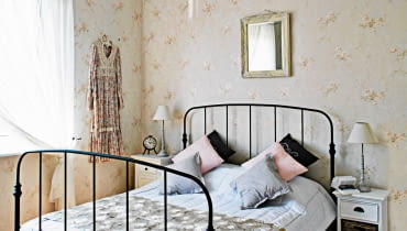SYPIALNIA. Kute łóżko wygląda jakby miało wiele lat i przyjechało z Prowansji. Tymczasem jest to model kupiony przed kilku laty w IKEA. Udało się do niego dobrać żyrandol w podobnym stylu. Jesionowe panele zostały pracowicie odnowione (w domu pani Jolanty poprzednio było biuro, więc podłoga była naprawdę zaniedbana). 21.08.2014 , Warszawa , wnetrza , sypialnia , sesja dla: Cztery Katy , stylizacja Beata Drzewosowska . Fot. Michal Mutor SLOWA KLUCZOWE: WNETRZA DEKORACJE