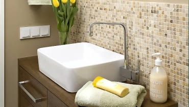 Mozaikę idealnie dobrano do kolorystyki wnętrza - na kostkach powtarzają się barwy pozostałych elementów wyposażenia. Mozaikę idealnie dobrano do kolorystyki wnętrza - na kostkach powtarzają się barwy pozostałych elementów wyposażenia.