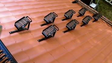 Stopnie kominiarskie umieszczone gęsto na dachu. Zapewniają bezpieczne dojście od okapu do widocznej w lewym rogu zdjęcia ławy kominiarskiej. Stopnie kominiarskie umieszczone gęsto na dachu. Zapewniają bezpieczne dojście od okapu do widocznej w lewym rogu zdjęcia ławy kominiarskiej.