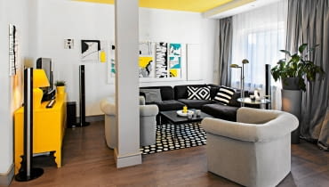 <B>W mieszkaniu młodych projektantów Zuzanny i Eryka w oczy rzucają się cztery kolory. Czwarty to jaskrawy żółty, któremu towarzyszy biel, czerń i szarość. I właśnie żółty miał w koncepcji wystroju grać pierwsze skrzypce. I tak się stało, gdy na tę barwę pomalowano sufity.</B> <BR />Aby powiększyć strefę dzienną, wyburzono ściany - pozostał po nich słup konstrukcyjny. Pomalowano go na szaro, by jak najmniej rzucał się w oczy. Barwa ta nawiązuje do koloru zasłon. Ścianę za narożnikiem zdobią obrazy pani domu Zuzanny Lesińskiej. <B>W mieszkaniu młodych projektantów Zuzanny i Eryka w oczy rzucają się cztery kolory. Czwarty to jaskrawy żółty, któremu towarzyszy biel, czerń i szarość. I właśnie żółty miał w koncepcji wystroju grać pierwsze skrzypce. I tak się stało, gdy na tę barwę pomalowano sufity.</B> <BR />Aby powiększyć strefę dzienną, wyburzono ściany - pozostał po nich słup konstrukcyjny. Pomalowano go na szaro, by jak najmniej rzucał się w oczy. Barwa ta nawiązuje do koloru zasłon. Ścianę za narożnikiem zdobią obrazy pani domu Zuzanny Lesińskiej.