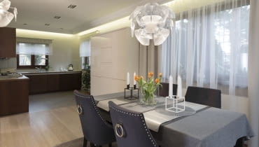 Spójną aranżację budują starannie dobrane dodatki. Minimalizm z nutą glamour w domu we Włocławku