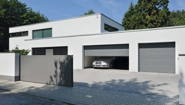 Jak zdalnie sterować bramami i drzwiami? Jest to możliwe przy użyciu nadajnika. Jeśli chcemy sterować nimi nie tylko z domu, ale i z dowolnego miejsca poza nim, potrzebna będzie specjalna bramka internetowa i aplikacja na urządzenia mobilne