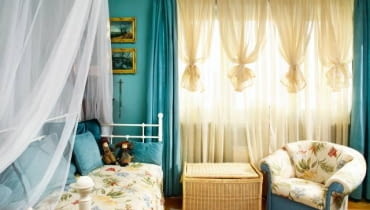 Tradycyjne zasłony i firany trzymają się mocno (na karniszach). Bogata oferta okiennych tkanin i najróżniejsze sposoby ich upinania sprawiają, że nasze okna stają się znaczącą - czasem wręcz najważniejszą - ozdobą wnętrza. <BR />DEKORACJE OKIEN - FINEZYJNE UPIĘCIE. Do przepuszczających naturalne światło firan dobrano zasłony ze ściśle tkanego materiału w kolorze zbliżonym do barwy ścian. firany i zasłony