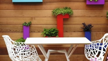 Kolorowe doniczki na drewnianym płocie 20.05.2009 LONDYN , CHELSEA FLOWER SHOW 2009 , WYSTAWA OGRODOW NA ZDJECIU FOTO ARKADIUSZ SCICHOCKI / AGENCJA GAZETA