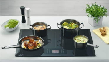 <B>Wyglądają jak zwykłe ceramiczne płyty grzejne. Działają jednak zupełnie inaczej, gwarantując nie tylko wyjątkową wygodę w użyciu - proste sterowanie i łatwe czyszczenie - ale też oszczędność energii i czasu.</B> <BR />Płyty indukcyjne wytwarzają pole magnetyczne, które powoduje rozgrzanie się dna naczynia. To sprawia, że urządzenie zawsze dopasuje pracę do wielkości garnka. Sama płyta nie rozgrzewa się - nawet jeśli coś się rozleje, nie ulega przypaleniu - urządzenie przejmuje jednak temperaturę od rozgrzanego naczynia (w większości płyt są tzw. wskaźniki zalegania ciepła). <BR /> Electrolux, Infinite, możliwość łączenia stref, wyświetlacz LCD, funkcja automatycznego zagotowania, Stop & Go, szer. 78 cm, 5250 zł