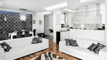 Olśniewająca biel ścian i mebli oraz mnóstwo światła - głównie sztucznego, rzucanego przez liczne lampy. W tej powodzi bieli wyróżniają się tylko czarne i srebrne dodatki. <BR /> MIESZKANIE. Graficzny, biało-czarny wystrój uzupełniają elementy połyskujące srebrem. Z meblami o prostych, nowoczes-nych formach zestawiono ozdobne kryształowe lampy i kinkiety, połyskujące czarno-srebrne poduszki i rolety. Lampy oraz tkaniny gospodarze sprowadzili z Turcji, skąd oboje pochodzą.