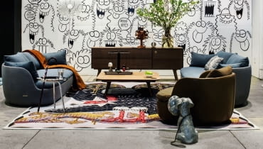 Kanapy i fotel z serii Bart autorstwa Moooi Works i Barta Schildera, podręczny trójnożny stolik Urbanhike, stolik kawowy Zio oraz bufet Zio - dzieło dyrektora artystycznego Moooi Marcela Wandersa. U góry żyrandol Dear Ingo projektu Rona Gilada. moooi, meble, design