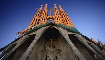 Sagrada Familia w Barcelonie, proj. Antonio Gaudi 1882-1926, Barcelona, Spain --- Facade of Sagrada Familia --- Image by O. Alamany & E. Vicens/Corbis