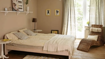 <B>Ta sypialnia bardziej przypominała hotelowy pokój niż domowe wnętrze. Zdaniem stylistki, brakowało tu ozdób, które mają niebagatelny wpływ na tworzenie przytulnej atmosfery. I szybko temu zaradziła.</B> <BR />PO ZMIANIE. Sypialnia zyskała wreszcie sprzyjający relaksowi klimat. Duży wpływ na to miała kolorystyka. Barwa ścian co prawda nie została zmieniona, ale dopasowano do niej odcienie dokupionych mebli i dodatków. Teraz w pokoju jest więcej bieli, a miejsce ciemnych brązów zajęła słoneczna żółć. Dzięki nowej kolorystyce wnętrze wydaje się bardziej świetliste, cieplejsze i weselsze. 22.08.2007 SESJA - METAMORFOZA WNETRZA MIESZKANIE SYPIALNIA MEBLE STYLIZACJA ANETA KOSIBA FOT. LUKASZ ZANDECKI PUBLIKACJA CZTERY KATY NR 11 (193) - 11 2007 SLOWA KLUCZOWE: WNETRZA MEBLE ZDJĘCIE DO WKŁADKI: PUBLIKACJA CZTERY KATY NR 11 (193) - CZASOPISMA