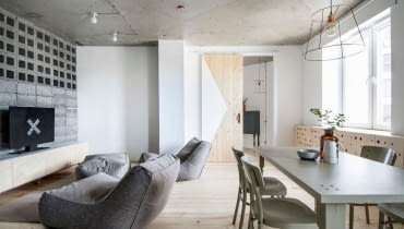 Salon można umownie podzielić na kilka stref. W strefie wypoczynkowej stanęły dwa duże fotele. W strefie jadalnianej - stół z krzesłami. Salon można umownie podzielić na kilka stref. W strefie wypoczynkowej stanęły dwa duże fotele. W strefie jadalnianej - stół z krzesłami.