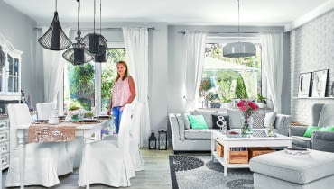 Ciemny stary kredens od teściów właścicielka przemalowała na biało. Do niego dobrała stół i krzesła z IKEA w tym samym kolorze, a całość przełamała czarnymi lampami ze sklepu Nowodvorski Lighting. Kanapa jest z MTI Furninova, dywan - z IKEA, żyrandol - również z firmy Nowodvorski Lighting. Podłoga to płytki ceramiczne imitujące drewno (marki Imola); gospodyni sama zadecydowała, jak mają być ułożone. OD RAZU JAŚNIEJ. Ciemny stary kredens od teściów właścicielka przemalowała na biało. Do niego dobrała stół i krzesła z IKEA w tym samym kolorze, a całość przełamała czarnymi lampami ze sklepu Nowodvorski Lighting. Kanapa jest z MTI Furninova, dywan - z IKEA, żyrandol - również z firmy Nowodvorski Lighting. Podłoga to płytki ceramiczne imitujące drewno (marki Imola); gospodyni sama zadecydowała, jak mają być ułożone.