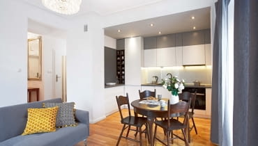 Po zburzeniu ściany między kuchnią a pokojem z dwóch małych pomieszczeń powstało jedno duże. Spokojna kolorystyka, meble dobrane proporcjami do wielkości wnętrza, jednakowa podłoga sprawiają, że wydaje się ono jeszcze większe. Do stonowanego wystroju nieco ożywienia wprowadzają wzorzyste poduszki z dutchhouse.pl (z tego sklepu jest też dywan). Po zburzeniu ściany między kuchnią a pokojem z dwóch małych pomieszczeń powstało jedno duże. Spokojna kolorystyka, meble dobrane proporcjami do wielkości wnętrza, jednakowa podłoga sprawiają, że wydaje się ono jeszcze większe. Do stonowanego wystroju nieco ożywienia wprowadzają wzorzyste poduszki z dutchhouse.pl (z tego sklepu jest też dywan).