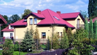 Zazwyczaj szerokość jednego arkusza blachodachówki wynosi ok. 1,1 m, a jego długość - od 4 do nawet 8 m. Jeśli dach ma skomplikowany kształt, lepiej wybrać mniejsze arkusze, gdyż oznacza to mniejsze straty materiału. Zazwyczaj szerokość jednego arkusza blachodachówki wynosi ok. 1,1 m, a jego długość - od 4 do nawet 8 m. Jeśli dach ma skomplikowany kształt, lepiej wybrać mniejsze arkusze, gdyż oznacza to mniejsze straty materiału.