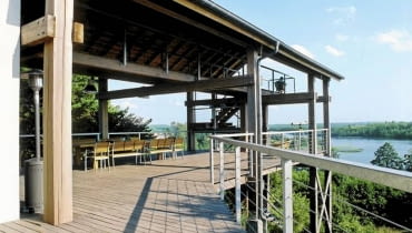 Dom na skarpie. Drewniany taras został celowo spatynowany tak, by sprawiał wrażenie stojącego tu od lat Dom na skarpie. Drewniany taras został celowo spatynowany tak, by sprawiał wrażenie stojącego tu od lat